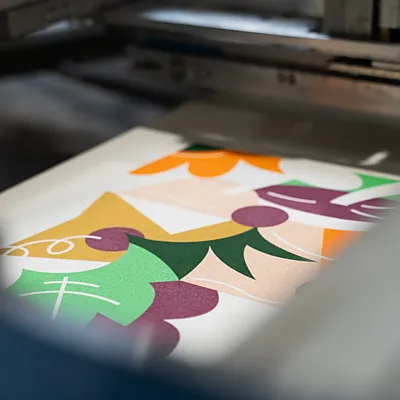 Sérigraphie indexée multicolore en cours d'impression sur un tee-shirt blanc
